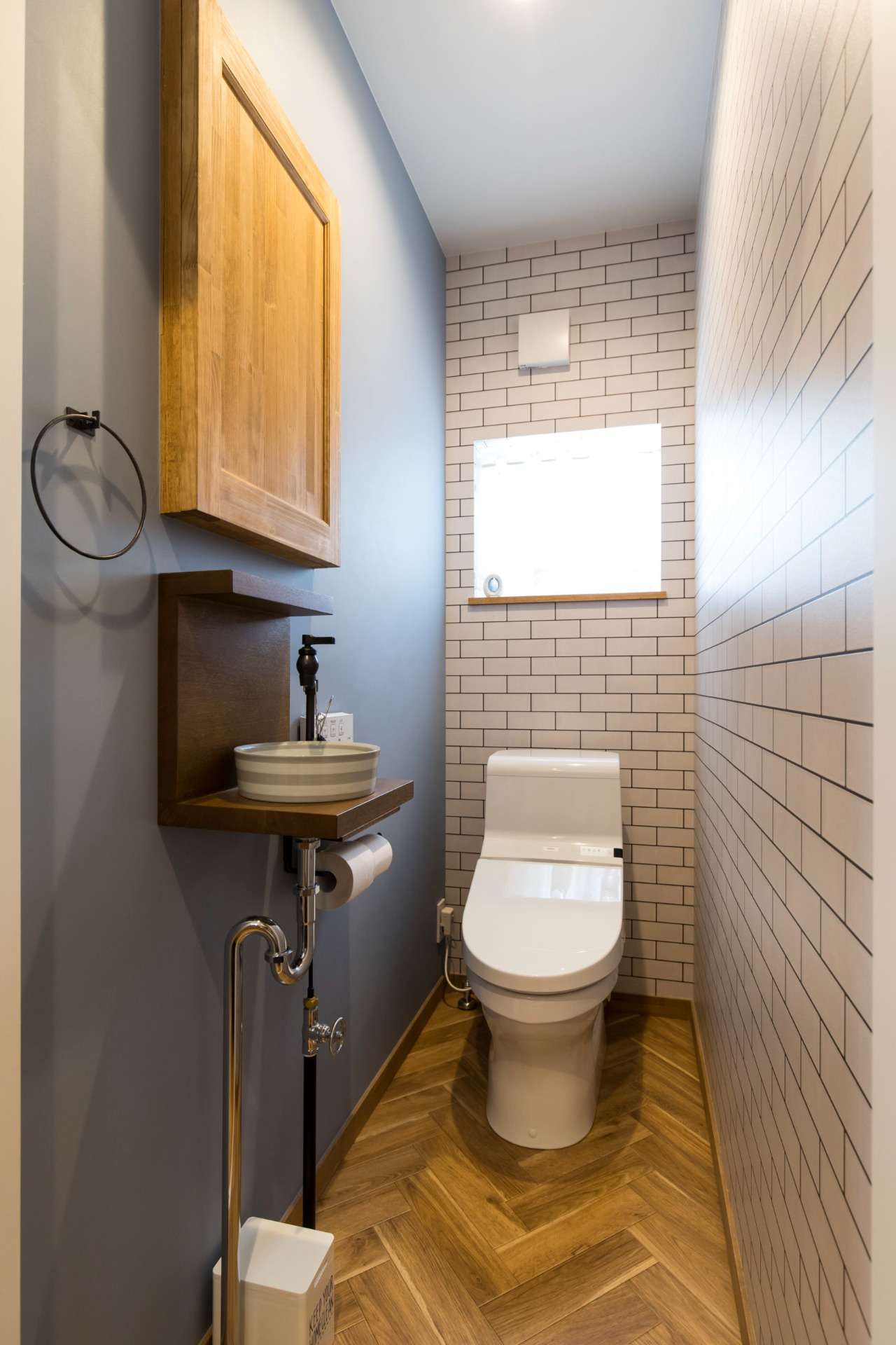 【1F　トイレ】<br>オリジナル造作の手洗器付きのトイレはクロス選びにこだわった。
