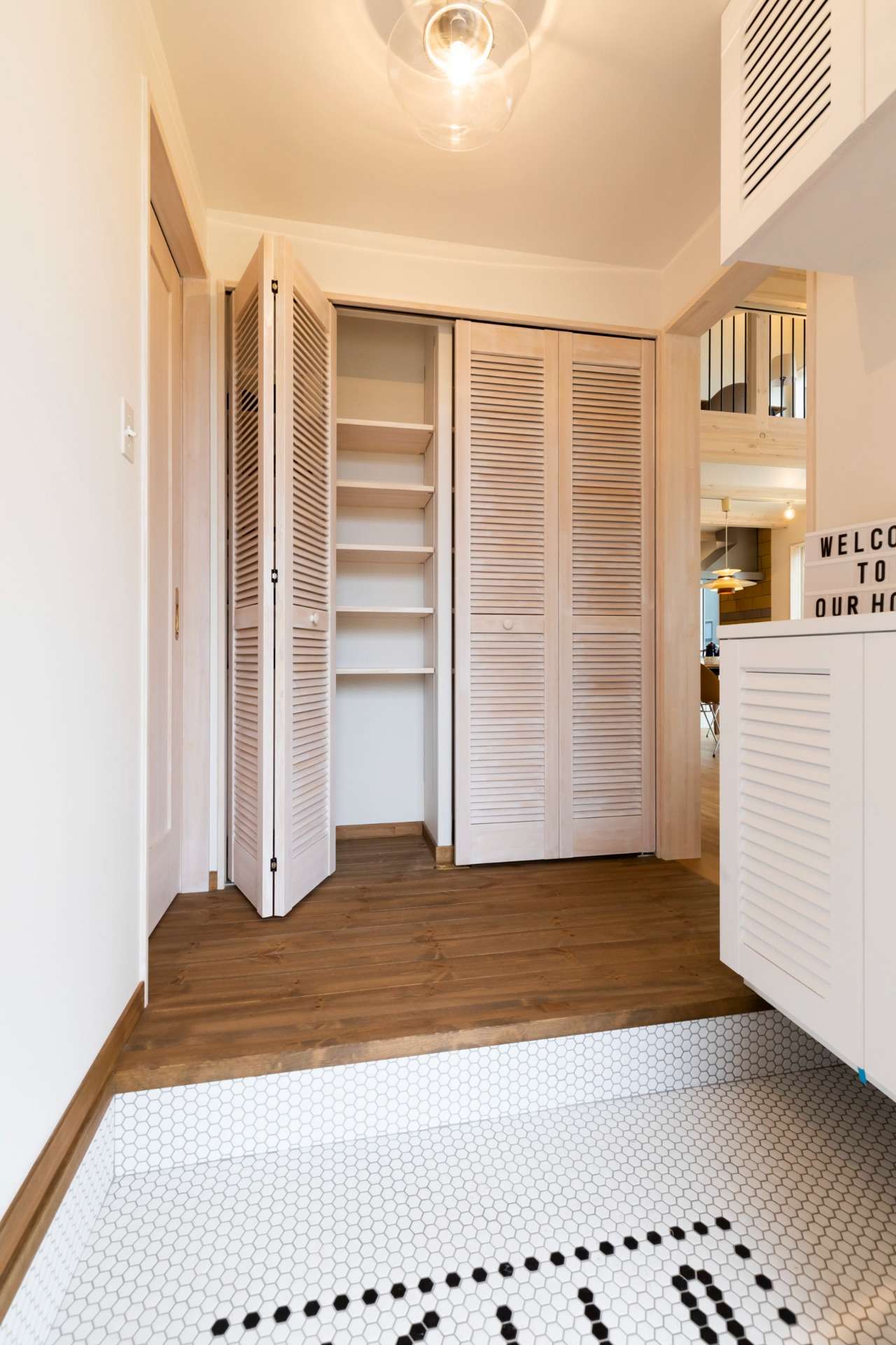 【1F　玄関】<br>モザイクタイルがかわいい玄関。<br>季節によって靴やコートなどを入れ替えられる便利な玄関収納スペースを確保。