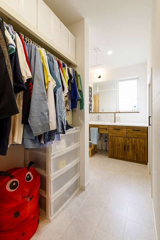 ＊ランドリースペース<br>洗面スペースと同じ空間に、クローゼットを設置。<br>洗濯物をそのままかけて部屋干しにしてもよし、クローゼットとて使用してもよし。